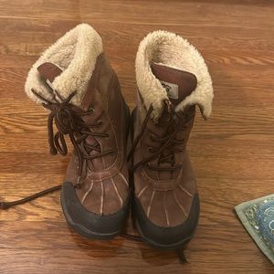 Kids ugg boots size 5 (fit like women’s size 7)